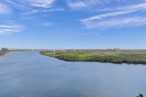 Condominio en venta en Sunny Isles Beach, Florida, 2 dormitorios, 113.34 m2 № 1940416 - foto 2