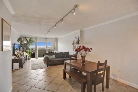 Condominio en venta en Sunny Isles Beach, Florida, 2 dormitorios, 113.34 m2 № 1940416 - foto 16