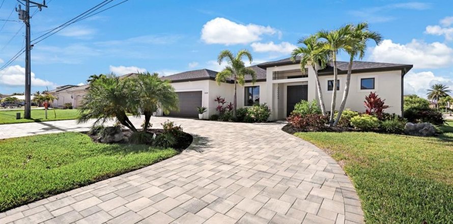 House in Cape Coral, Florida 4 bedrooms, 185.62 sq.m. № 1791394
