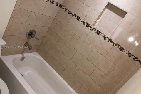Touwnhouse à vendre à Miami, Floride: 2 chambres, 111.95 m2 № 1983269 - photo 16