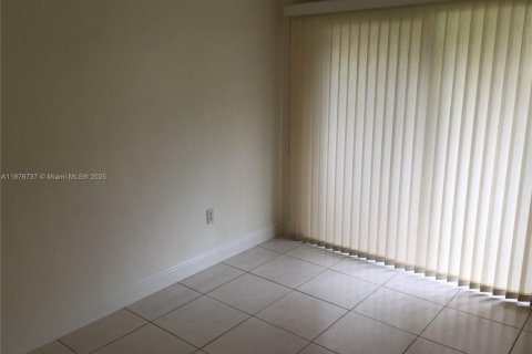 Touwnhouse à vendre à Miami, Floride: 2 chambres, 111.95 m2 № 1983269 - photo 24