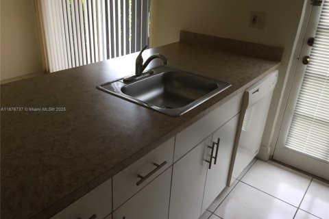 Touwnhouse à vendre à Miami, Floride: 2 chambres, 111.95 m2 № 1983269 - photo 29