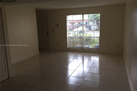 Touwnhouse à vendre à Miami, Floride: 2 chambres, 111.95 m2 № 1983269 - photo 25