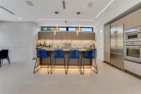 Casa en venta en Surfside, Florida, 5 dormitorios, 290.23 m2 № 2007608 - foto 12