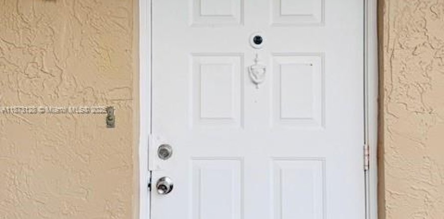 Condominio en Coral Springs, Florida, 2 dormitorios № 1897896