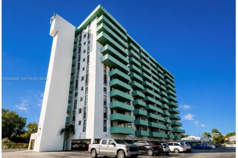 Condominio en Hialeah, Florida, 1 dormitorio  № 2169049
