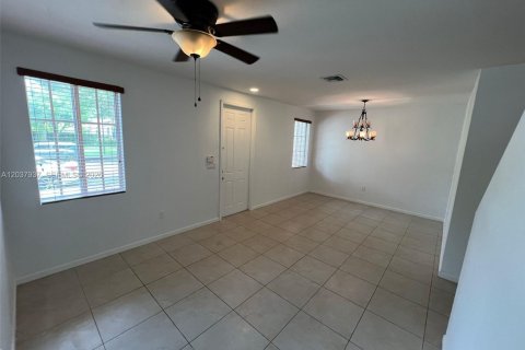 Townhouse in Homestead, Florida 3 bedrooms, 146.79 sq.m. № 2155042 - photo 4