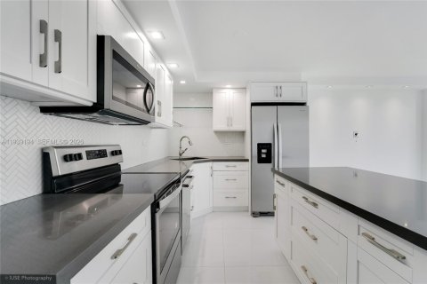 Copropriété à louer à Miami Beach, Floride: 1 chambre, 104.52 m2 № 2181632 - photo 4