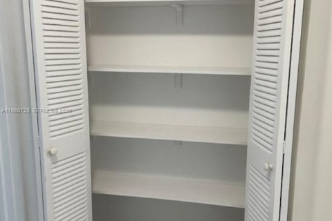 Townhouse in Miami, Florida 3 bedrooms, 125.33 sq.m. № 2049887 - photo 15