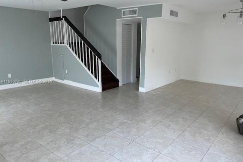 Townhouse in Miami, Florida 3 bedrooms, 125.33 sq.m. № 2049887 - photo 5