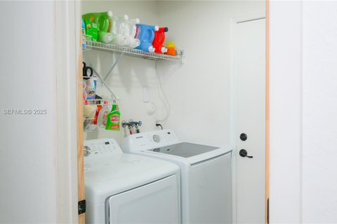 Купить виллу или дом в Пемброк-Пайнс, Флорида 4 спальни, 202.06м2, № 1990643 - фото 29