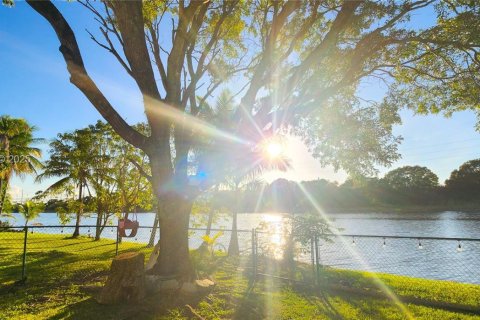 Купить виллу или дом в Пемброк-Пайнс, Флорида 4 спальни, 202.06м2, № 1990643 - фото 14