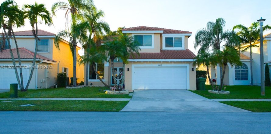 Дом в Пемброк-Пайнс, Флорида 4 спальни, 202.06м2 № 1990643