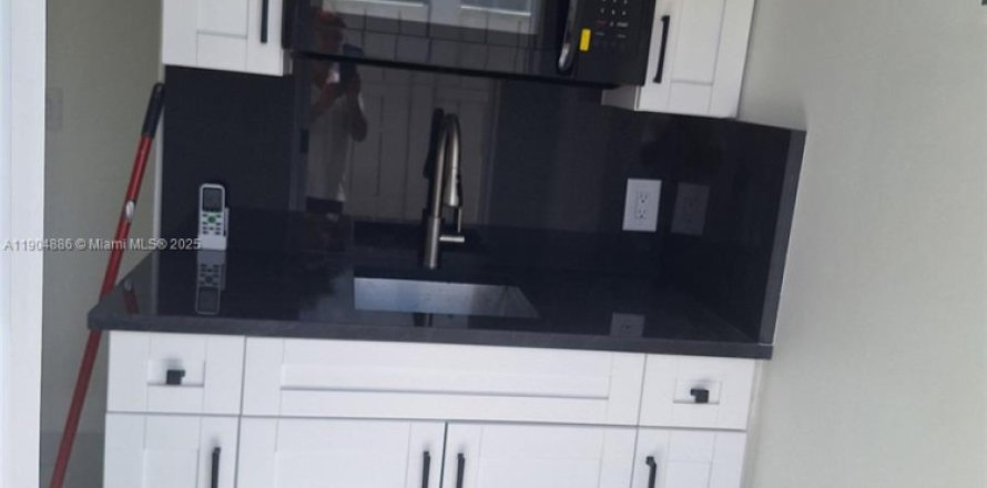 Коммерческая недвижимость в Мирамар, Флорида 121.89м2 № 1956545