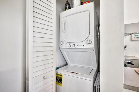 Commercial property in Fort Lauderdale, Florida 352.01 sq.m. № 2153875 - photo 20