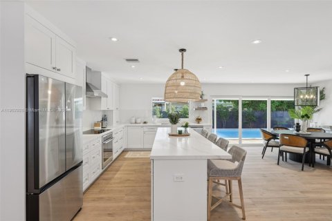 House in Miami, Florida 4 bedrooms, 192.59 sq.m. № 1954151 - photo 6