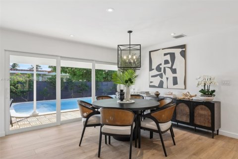 House in Miami, Florida 4 bedrooms, 192.59 sq.m. № 1954151 - photo 15