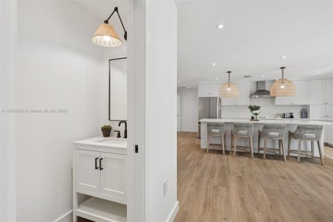 House in Miami, Florida 4 bedrooms, 192.59 sq.m. № 1954151 - photo 17