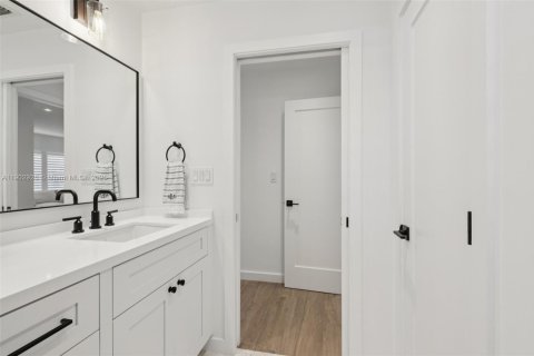 House in Miami, Florida 4 bedrooms, 192.59 sq.m. № 1954151 - photo 30