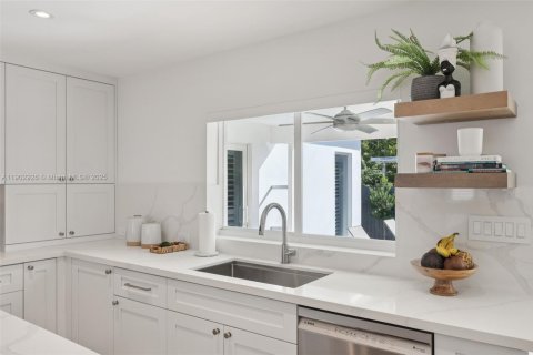 House in Miami, Florida 4 bedrooms, 192.59 sq.m. № 1954151 - photo 4