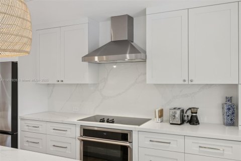 House in Miami, Florida 4 bedrooms, 192.59 sq.m. № 1954151 - photo 5