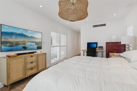 House in Miami, Florida 4 bedrooms, 192.59 sq.m. № 1954151 - photo 24