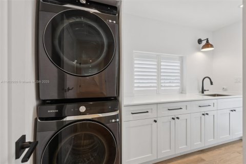 House in Miami, Florida 4 bedrooms, 192.59 sq.m. № 1954151 - photo 20