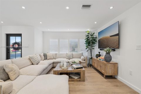 House in Miami, Florida 4 bedrooms, 192.59 sq.m. № 1954151 - photo 8