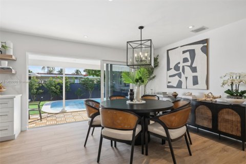 House in Miami, Florida 4 bedrooms, 192.59 sq.m. № 1954151 - photo 14