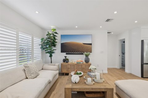 House in Miami, Florida 4 bedrooms, 192.59 sq.m. № 1954151 - photo 9