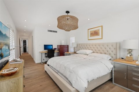 House in Miami, Florida 4 bedrooms, 192.59 sq.m. № 1954151 - photo 23