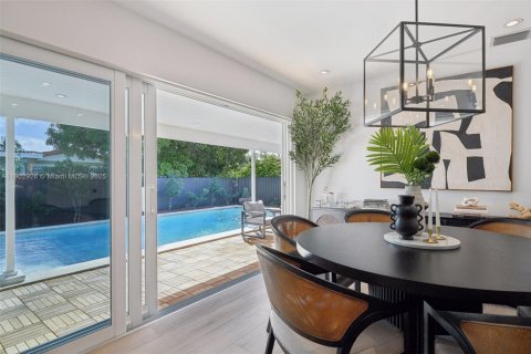 House in Miami, Florida 4 bedrooms, 192.59 sq.m. № 1954151 - photo 16