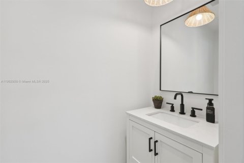 House in Miami, Florida 4 bedrooms, 192.59 sq.m. № 1954151 - photo 18