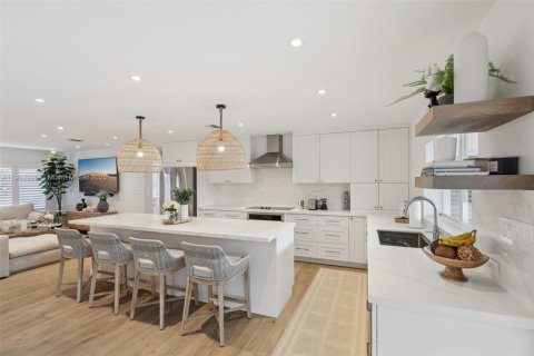 House in Miami, Florida 4 bedrooms, 192.59 sq.m. № 1954151 - photo 1