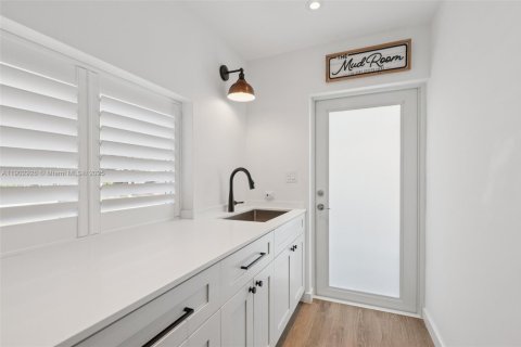 House in Miami, Florida 4 bedrooms, 192.59 sq.m. № 1954151 - photo 21