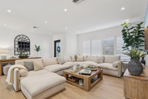 House in Miami, Florida 4 bedrooms, 192.59 sq.m. № 1954151 - photo 7