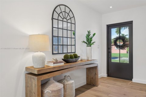 House in Miami, Florida 4 bedrooms, 192.59 sq.m. № 1954151 - photo 12