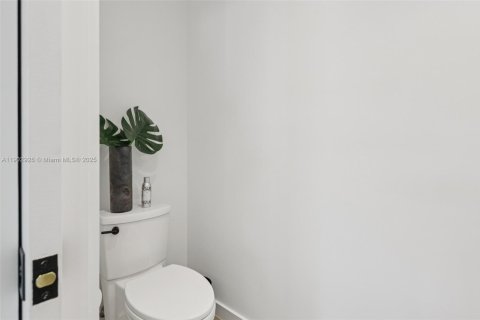 House in Miami, Florida 4 bedrooms, 192.59 sq.m. № 1954151 - photo 19