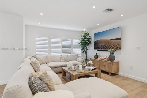 House in Miami, Florida 4 bedrooms, 192.59 sq.m. № 1954151 - photo 11