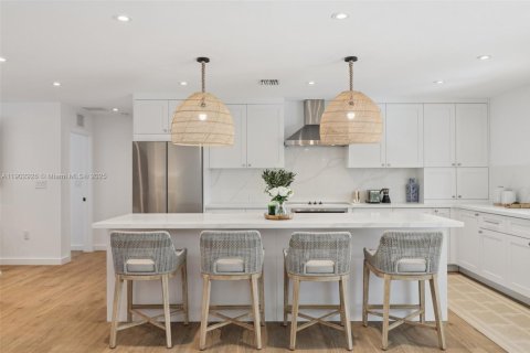 House in Miami, Florida 4 bedrooms, 192.59 sq.m. № 1954151 - photo 3