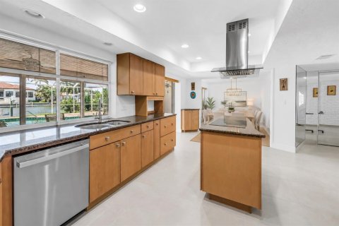 House in Saint Petersburg, Florida 4 bedrooms, 236.99 sq.m. № 2167148 - photo 13