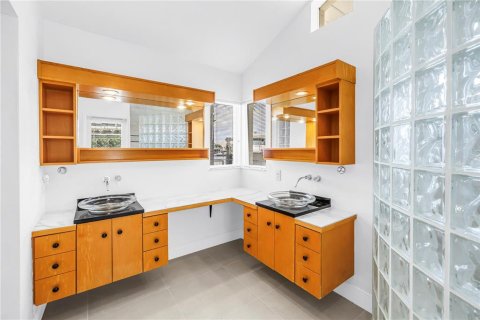 House in Saint Petersburg, Florida 4 bedrooms, 236.99 sq.m. № 2167148 - photo 21