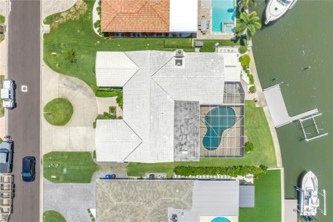 House in Saint Petersburg, Florida 4 bedrooms, 236.99 sq.m. № 2167148 - photo 3