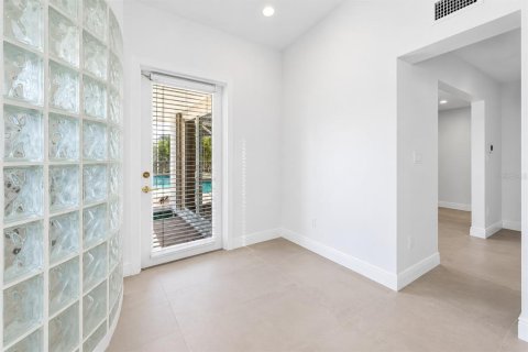 House in Saint Petersburg, Florida 4 bedrooms, 236.99 sq.m. № 2167148 - photo 23
