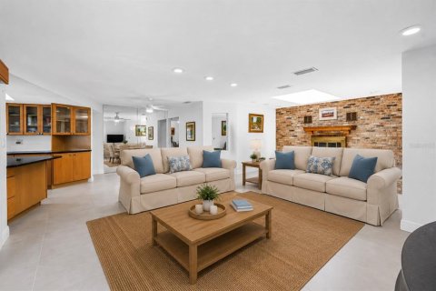 House in Saint Petersburg, Florida 4 bedrooms, 236.99 sq.m. № 2167148 - photo 16