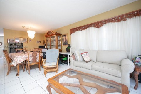 Townhouse in Miami, Florida 3 bedrooms, 171.68 sq.m. № 1926782 - photo 16