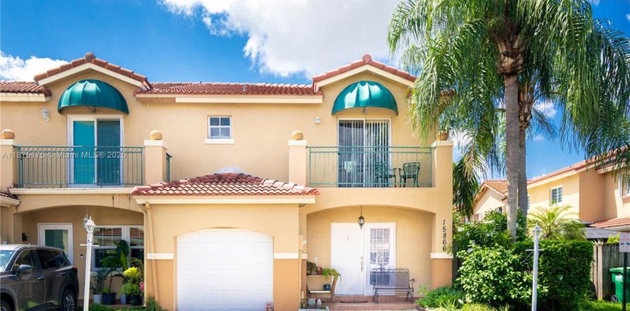 Townhouse in Miami, Florida 3 bedrooms, 171.68 sq.m. № 1926782