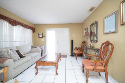 Townhouse in Miami, Florida 3 bedrooms, 171.68 sq.m. № 1926782 - photo 15