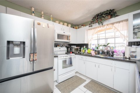 Townhouse in Miami, Florida 3 bedrooms, 171.68 sq.m. № 1926782 - photo 20