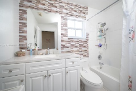 Townhouse in Miami, Florida 3 bedrooms, 171.68 sq.m. № 1926782 - photo 30
